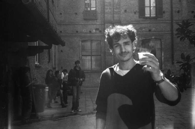 Thomas nel Cortile della Magnolia con un caffè in mano