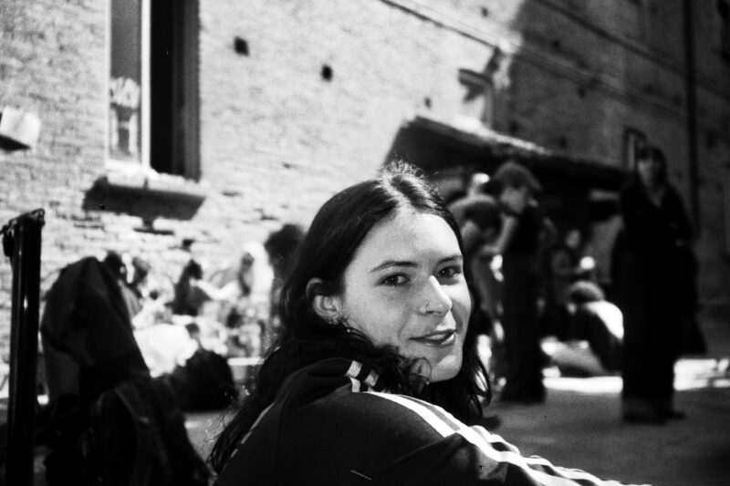 Ritratto di Matilde Colucci nel cortile della Magnolia